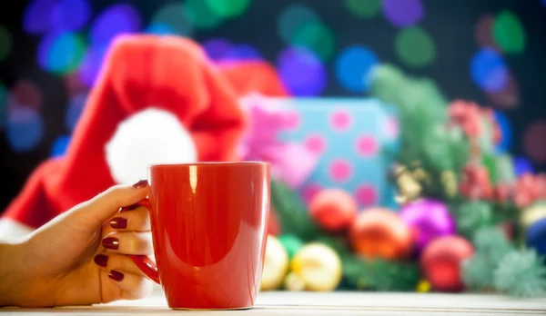 Женская рука с чашкой кофе или чая — стоковое фото