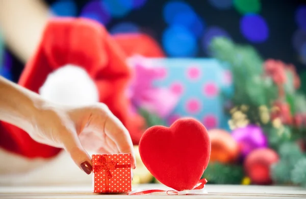 Scatola regalo vicino a un giocattolo a forma di cuore — Foto Stock