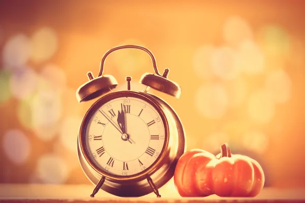 Orologio Alalrm e zucca — Foto Stock