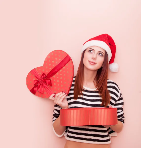 Mulher em santa claus chapéu com caixa de presente — Fotografia de Stock