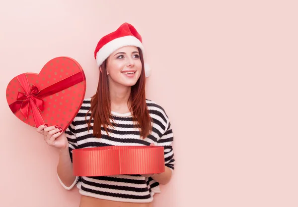 Frau mit Weihnachtsmann-Hut mit Geschenkbox — Stockfoto