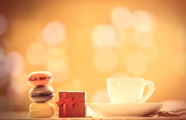 Cup of coffee or tea with macarons — Stock Photo, Image