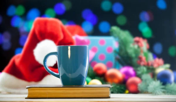 Tazza di tè o caffè su un libro — Foto Stock