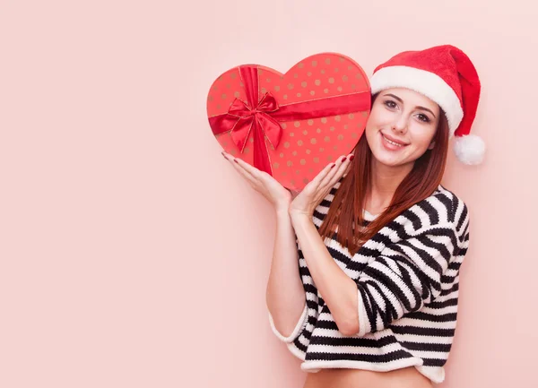 Donna in cappello Babbo Natale con confezione regalo — Foto Stock