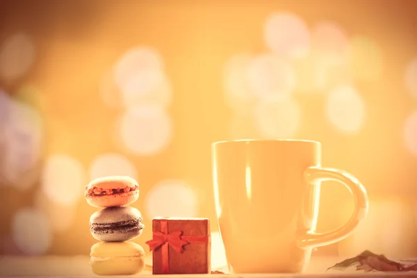 マカロン、コーヒーや紅茶のカップ — ストック写真
