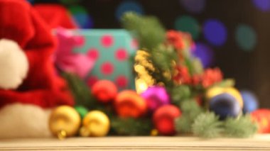 Fincan kahve koyarak kadın