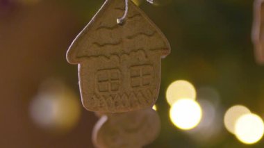 Noel ağacı zencefilli kurabiye süslemesi