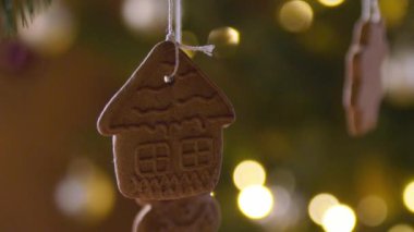 Noel ağacı zencefilli kurabiye süslemesi