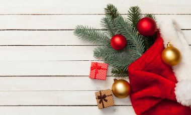 Baubles ve hediyeler Santa Claus şapka ile