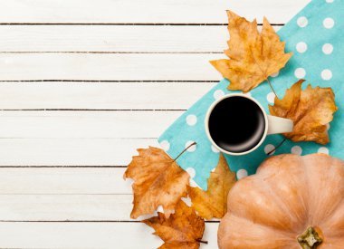 Kahve ve kabak yapraklar ile fincan