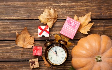 Kabak ve hediyeler ile çalar saat