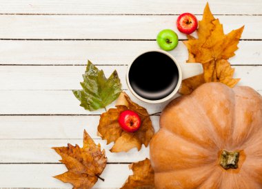 Kahve ve kabak yapraklar ile fincan