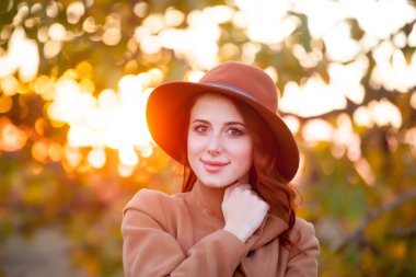 Şapkalı ve paltolu kadın