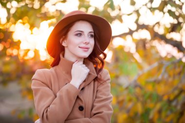 Şapkalı ve paltolu kadın