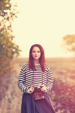 Retro kameralı kadın.