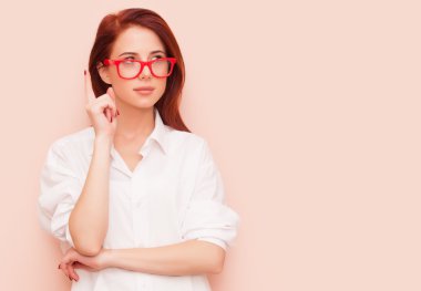 Kadın pembe bir arka plan üzerinde