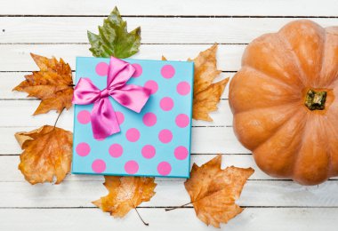 Kabak ve hediye kutusu ile yapraklar