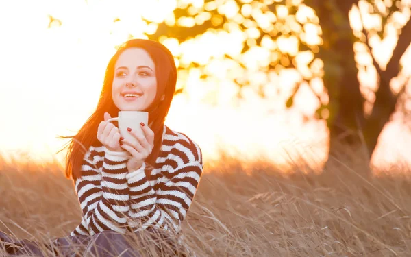 Vrouw met een kopje thee of koffie — Stockfoto