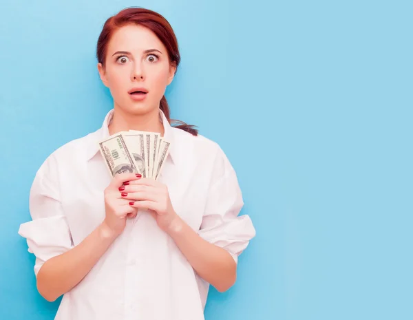 Retrato de mujer pelirroja con dinero — Foto de Stock