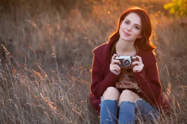 Žena s vinobraní fotoaparát — Stock fotografie