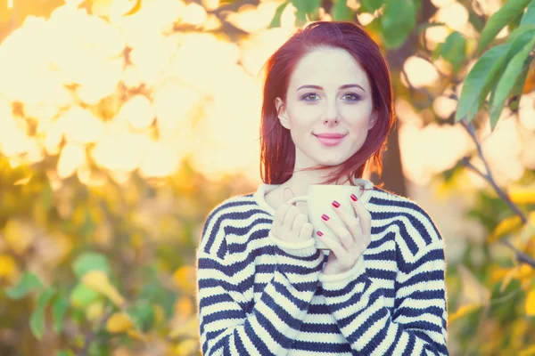 Femme avec une tasse de thé ou de café — Photo