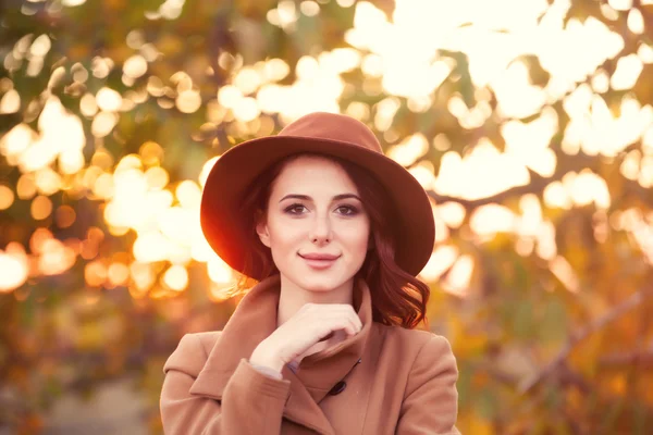 Donna in cappello e cappotto — Foto Stock