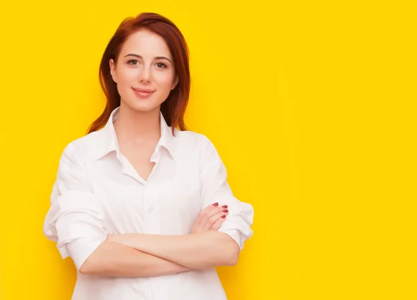 Kvinna på gul bakgrund — Stockfoto