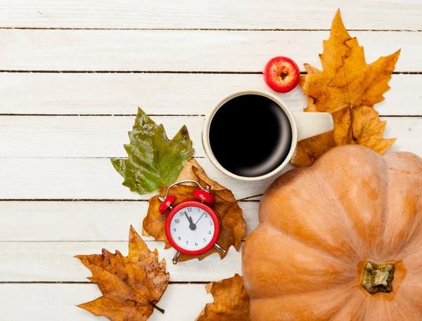 Kopje koffie en pompoen met bladeren — Stockfoto