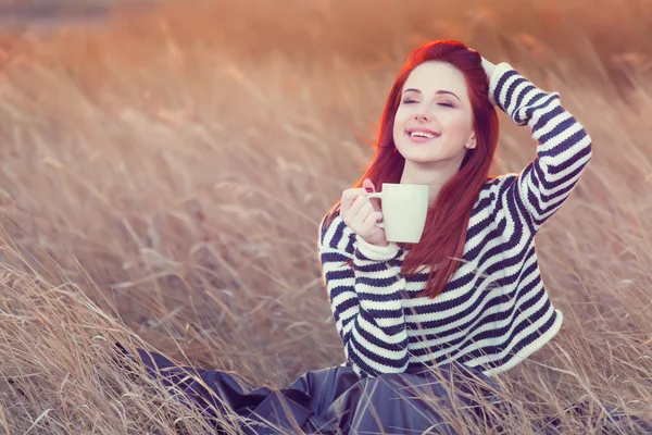 Vrouw met een kopje thee of koffie — Stockfoto