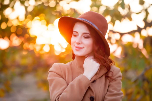 Mujer con sombrero y abrigo — Foto de Stock