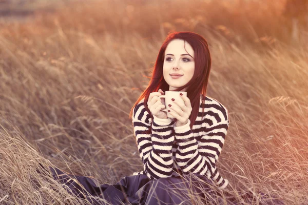 Femme avec une tasse de thé ou de café — Photo