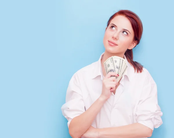Портрет рыжеволосой женщины с деньгами — стоковое фото