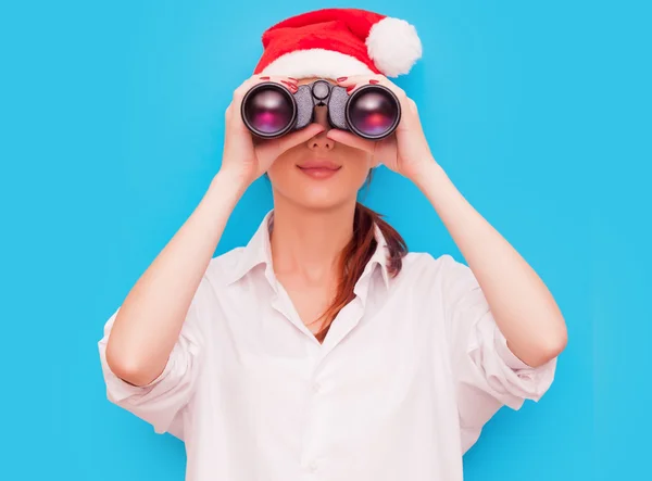 Mulher com binocular e chapéu — Fotografia de Stock