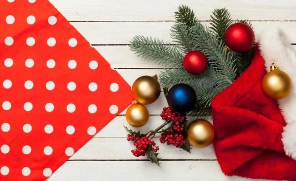 Baubles e regali con cappello Babbo Natale — Foto Stock