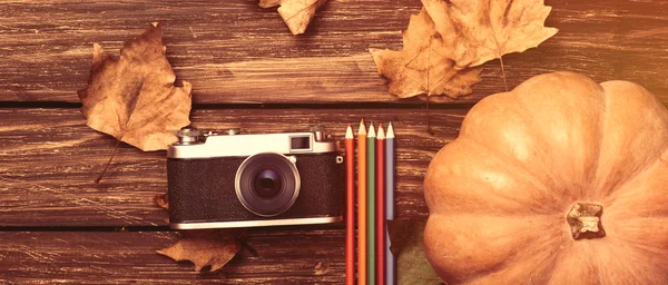 Kabak ve fotoğraf makinesi ile kalemler — Stok fotoğraf