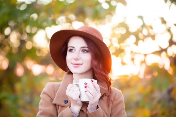 Mulher com xícara de chá ou café — Fotografia de Stock