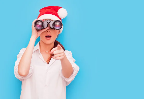 Mujer con binocular sobre fondo azul —  Fotos de Stock