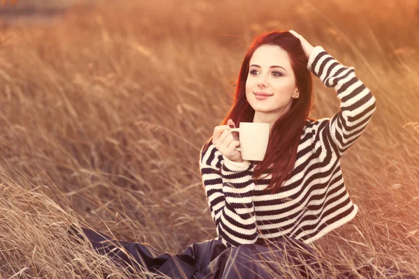 Vrouw met een kopje thee of koffie — Stockfoto