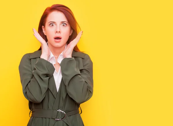 Mujer sobre fondo amarillo —  Fotos de Stock