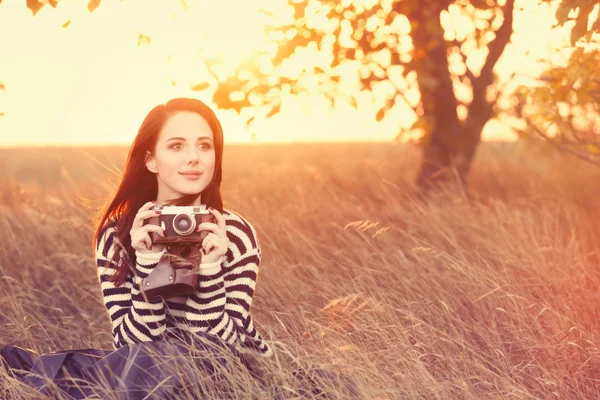 Žena s vinobraní fotoaparát — Stock fotografie