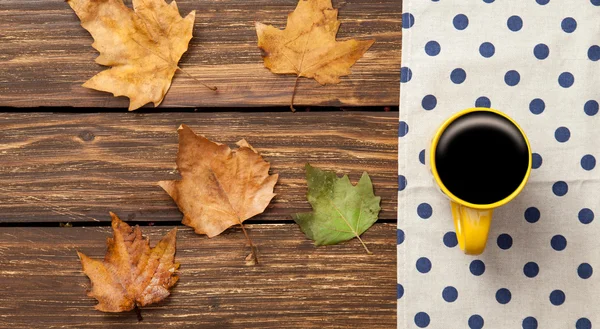 Tazza di caffè e foglie — Foto Stock