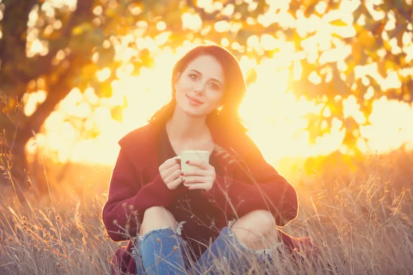 차 또는 커피의 컵을 가진 여자 — 스톡 사진