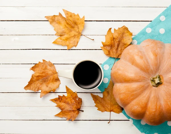 Tasse Kaffee und Kürbis mit Blättern — Stockfoto