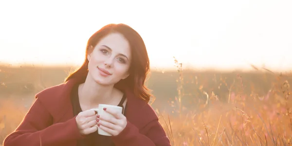 Vrouw met een kopje thee of koffie — Stockfoto