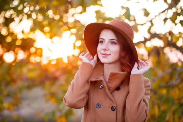Frau mit Hut und Mantel — Stockfoto