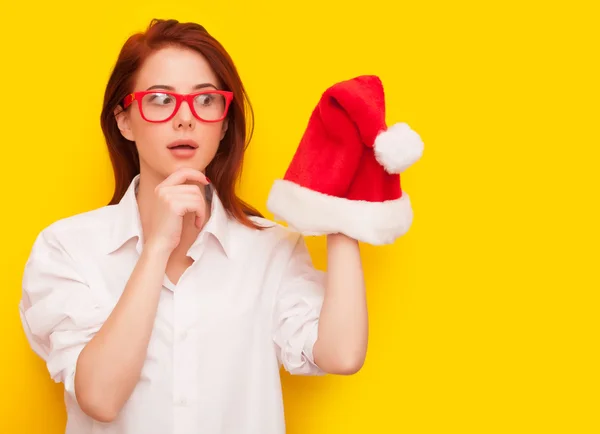 Femme avec santa claus chapeau — Photo