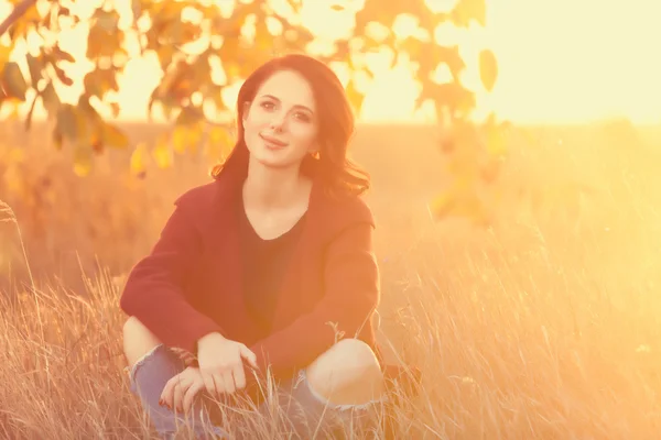 Frau sitzt auf dem Gras — Stockfoto