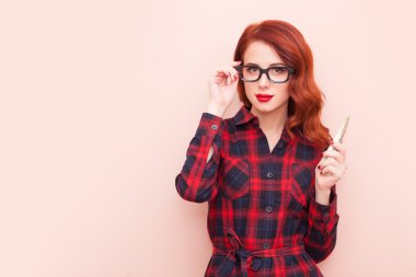 Genç bir beyaz kız portresi