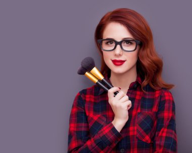 Genç makyaj sanatçısı