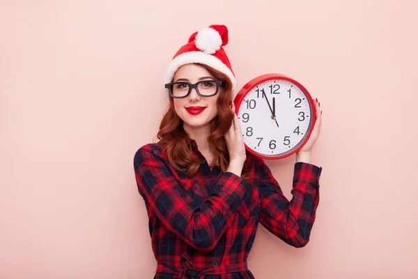 시계와 함께 산타 클로스 모자 — 스톡 사진
